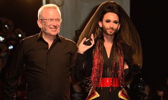 Conchita Wurst défile pour Jean-Paul Gaultier, à Paris le 9 juillet 2014.