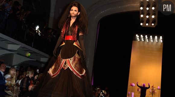 Conchita Wurst défile pour Jean-Paul Gaultier, à Paris le 9 juillet 2014.