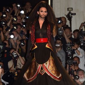 Conchita Wurst défile pour Jean-Paul Gaultier, à Paris le 9 juillet 2014.