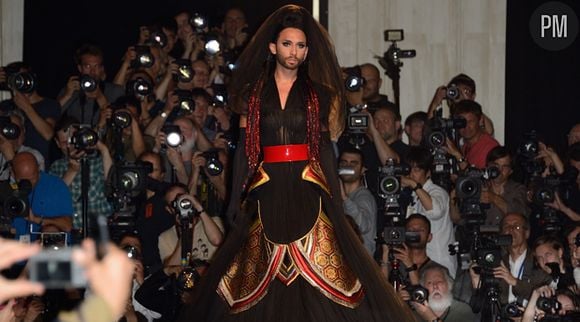 Conchita Wurst défile pour Jean-Paul Gaultier, à Paris le 9 juillet 2014.