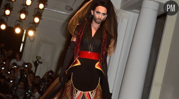 Conchita Wurst défile pour Jean-Paul Gaultier, à Paris le 9 juillet 2014.