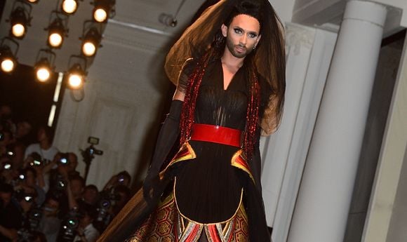 Conchita Wurst défile pour Jean-Paul Gaultier, à Paris le 9 juillet 2014.