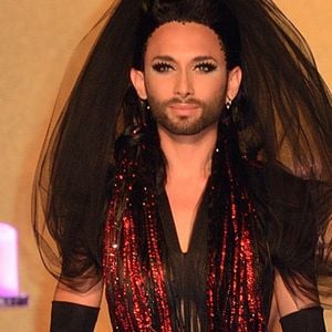 Conchita Wurst défile pour Jean-Paul Gaultier, à Paris le 9 juillet 2014.