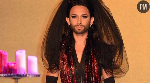 Conchita Wurst défile pour Jean-Paul Gaultier, à Paris le 9 juillet 2014.