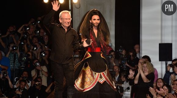 Conchita Wurst défile pour Jean-Paul Gaultier, à Paris le 9 juillet 2014.