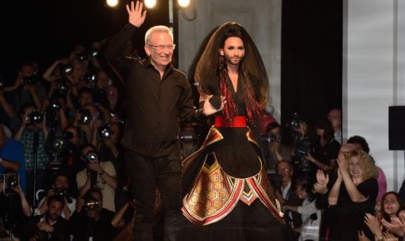 Conchita Wurst défile pour Jean-Paul Gaultier, à Paris le 9 juillet 2014.