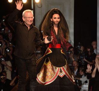 Conchita Wurst défile pour Jean-Paul Gaultier, à Paris le...