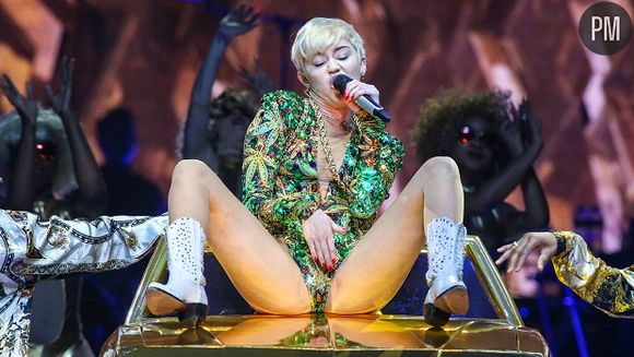 Miley Cyrus dans ses oeuvres lors d'un concert à Washington en 2014