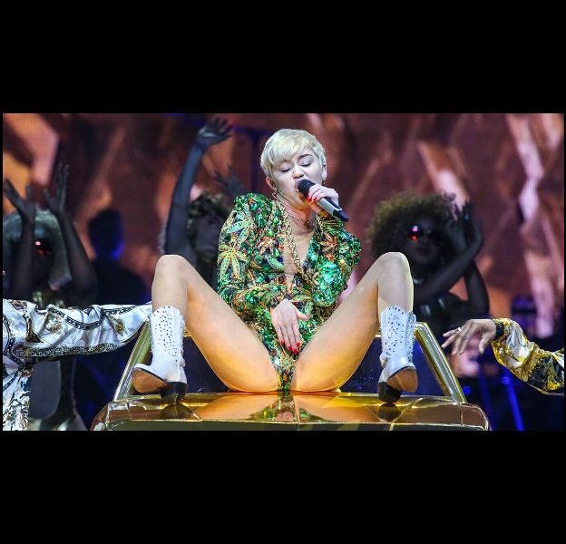 Miley Cyrus dans ses oeuvres lors d'un concert à Washington en 2014