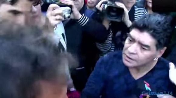 Agacé par un journaliste, Maradona le gifle