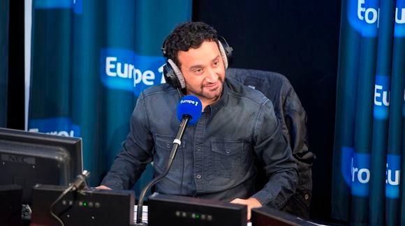 Cyril Hanouna présente "Les Pieds dans le plat".