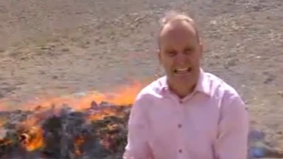 Drogué à son insu, un reporter mort de rire peine à enregistrer son sujet