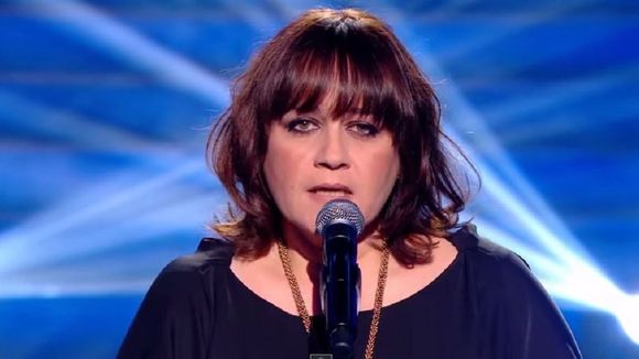 Lisa Angell chante "N'oubliez pas" pour la première fois dans "Le Grand Show"