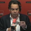 France Inter : Patrick Cohen découpe sa carte de presse en direct