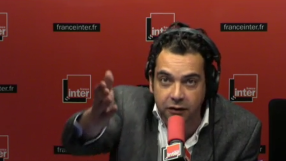 Patrick Cohen se moque de ses concurrents sur France Inter, le 7 avril 2015.