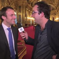 "Le Supplément" : Cyrille Eldin fait chanter du Joe Dassin à Emmanuel Macron