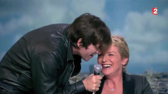 Thomas Dutronc fait chanter Elise Lucet au 13 Heures