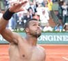 Jo-Wilfried Tsonga enlève son t-shirt après sa victoire en quart de finale