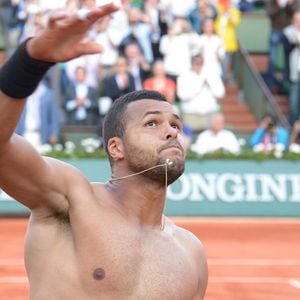 Jo-Wilfried Tsonga enlève son t-shirt après sa victoire en quart de finale