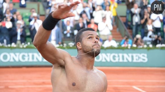 Jo-Wilfried Tsonga enlève son t-shirt après sa victoire en quart de finale