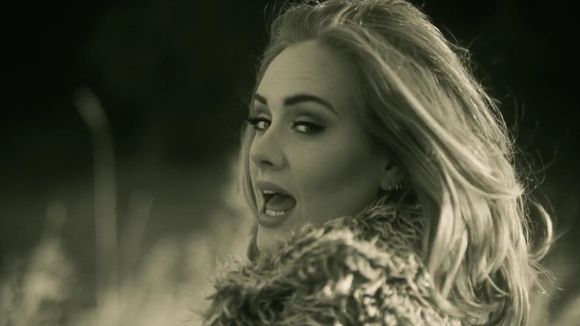 "Hello" : Adele de retour avec un clip signé Xavier Dolan