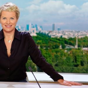 Elise Lucet présente son dernier JT, à 13 Heures.