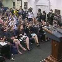 Barack Obama s'incruste dans une conférence de presse d'étudiants en journalisme