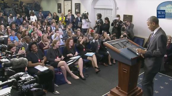 Barack Obama s'invite à une conférence de presse d'étudiants en journalisme.