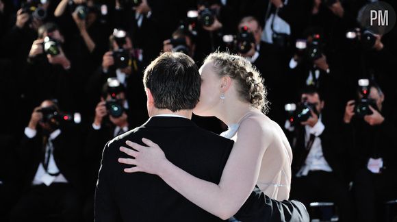 Le réalisateur roumain Cristian Mungiu devant un mur de photographe