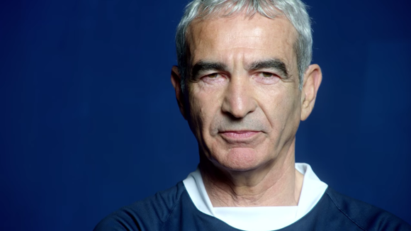 Raymond Domenech "n'aime pas les Bleus" pour dénoncer les violences domestiques