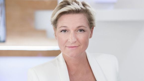 Anne-Elisabeth Lemoine draguée par "Le Grand Journal" de Canal+