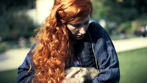 Paris Première : Natacha Polony et son furet Aymeric dans le clip de rentrée