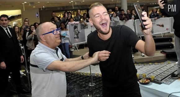 Pascal Cardonna et Jeremstar au cours d'une séance de dédicaces du livre du jeune homme