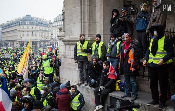 Des Gilets jaunes devant l'Opéra Garnier à Paris