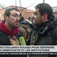 "Vous êtes un outil de propagande !" : Un journaliste de RT France pris à partie en plein direct par un Foulard rouge