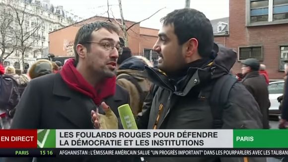 "Vous êtes un outil de propagande !" : Un journaliste de RT France pris à partie en plein direct par un Foulard rouge