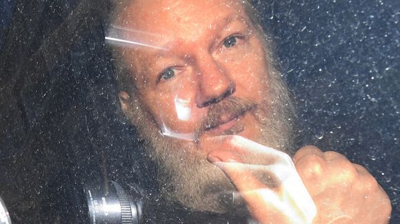 Arrestation de Julian Assange : "Un jour sombre pour la liberté de la presse" selon Edward Snowden