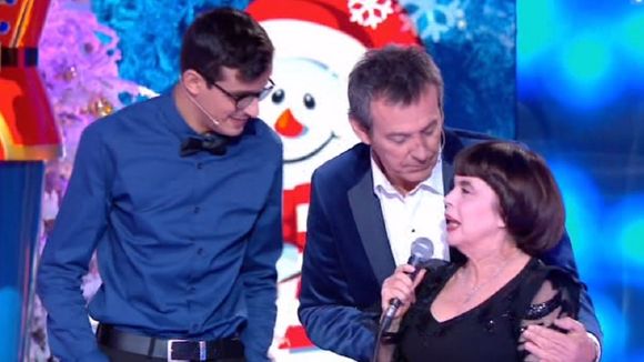 Mireille Mathieu très émue face à Paul dans "Les 12 coups de Noël"