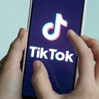 Réseaux sociaux : Facebook toujours largement en tête, percée de TikTok chez les adolescents, Twitter à la peine