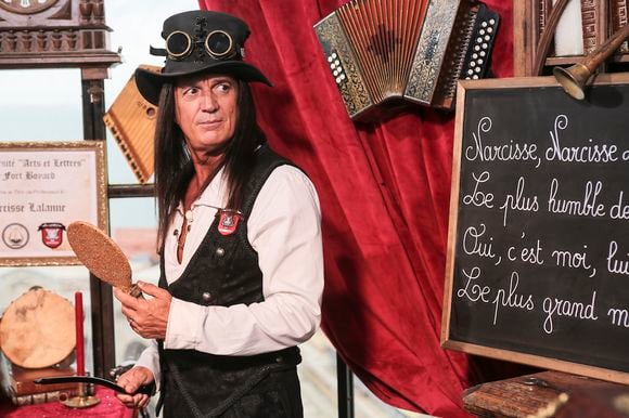 Francis Lalanne incarne Narcisse dans "Fort Boyard"