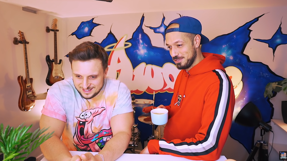 "10 millions de vues pour nous aider à battre le virus" : Les youtubeurs McFly et Carlito défiés par... Emmanuel Macron