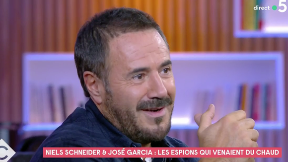 "Je ne sais pas si ce sera si élégant" : José Garcia promet de se venger d'Antoine de Caunes lors des prochains César