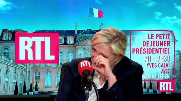 Marine Le Pen pleure de rire face à Philippe Caverivière sur RTL