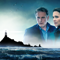 "L'île aux 30 cercueils" : France 2 lance ce soir un thriller avec Virginie Ledoyen et Charles Berling