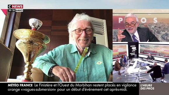 A la chicha, au kebab, chez le barbier, à la piscine... : Les improbables chroniques de Jacques Vendroux sur CNews