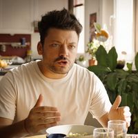 "Avenir" : Kev Adams héros d'une nouvelle série de TF1 à partir de ce soir