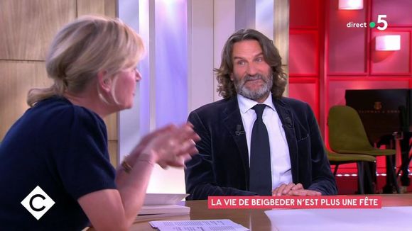 "Vous faites tout pour que l'on vous déteste" : Anne-Élisabeth Lemoine "gronde" Frédéric Beigbeder dans "C à vous"