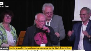 &quot;Les fact checkers sont les crottes de la démocratie&quot; : André Bercoff dérape lors d&#039;une conférence covidosceptique