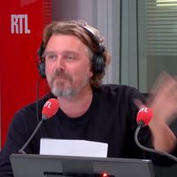 "Vous n'allez pas me passer le dimanche ?" : Alex Vizorek tacle France Inter dans sa première chronique sur RTL