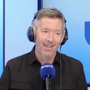 "Qui écrit ses textes, Jacquie et Michel ?" : Jean-Luc Lemoine se paye la voix-off de Karine Le Marchand dans "L'amour est dans le pré"